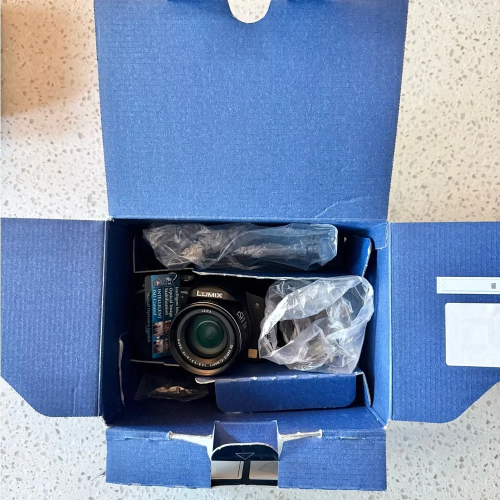 Panasonic Lumix DMC-FZ8 Black Bridge Camera with Leica Lens - NEW IN BOX W/TAG